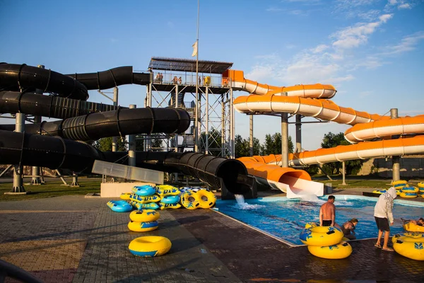 Кирилівка, Україна-8 серпня, 2015: аквапарк люди відпочивають в аквапарку — стокове фото