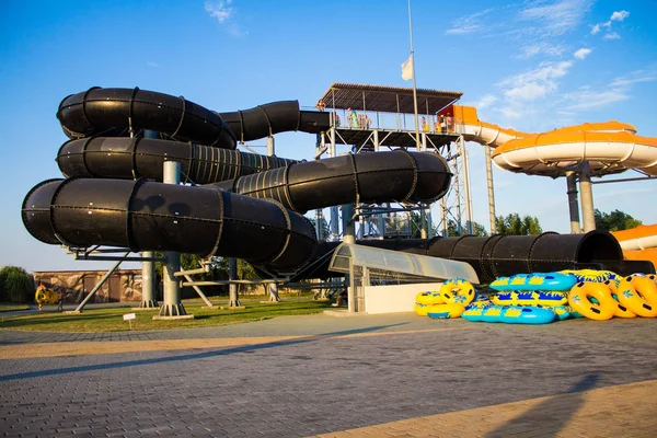 Kyrylovka, Ucrania - 8 de agosto de 2015: Parque acuático La gente descansa en un parque acuático — Foto de Stock