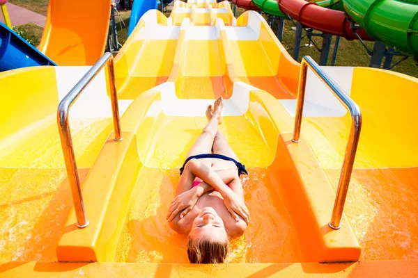 Top vy över Happy Crazy Woman ovanpå Slide in Aqua Park-unga människor som har roligt på sommarlov-semester, ungdom och resekoncept — Stockfoto