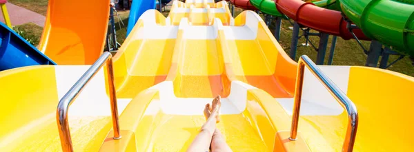 Top vy över Happy Crazy Woman ovanpå Slide in Aqua Park-unga människor som har roligt på sommarlov-semester, ungdom och resekoncept — Stockfoto