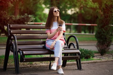 Git güneş gözlüğü bankta oturup kahve içmek