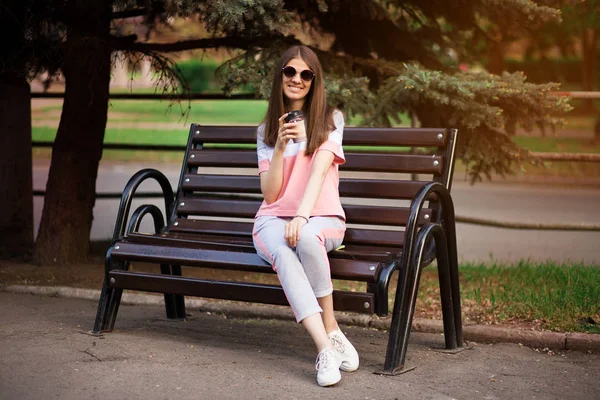 Git in zonnebrillen zitten op de Bank en koffie drinken — Stockfoto