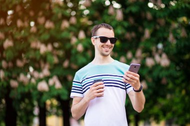 içecekler, teknoloji ve insan kavramı - sokakta kahve fincanı ve akıllı telefon ile adam yakın