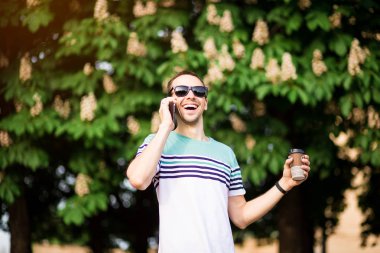 içecekler, teknoloji ve insan kavramı - en iyi arkadaşı ile konuşurken sokakta kahve fincanı ve akıllı telefon ile adam yakın