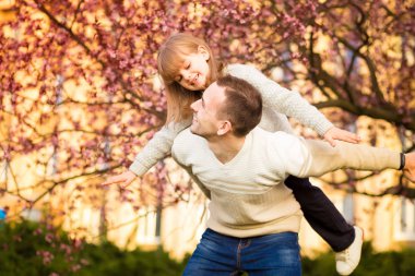 Mutlu baba ve çocuk açık havada vakit