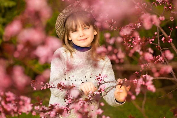 Lente portret, schattig klein meisje in Hat Walk in Blossom tree Garden op zonsondergang — Stockfoto