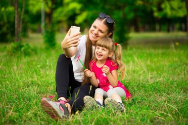 yaz parkında selfie yapan anne ve kızı