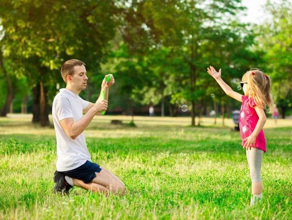 Padre e hija jugando en el parque durante el día. Concepto de familia amigable . —  Fotos de Stock