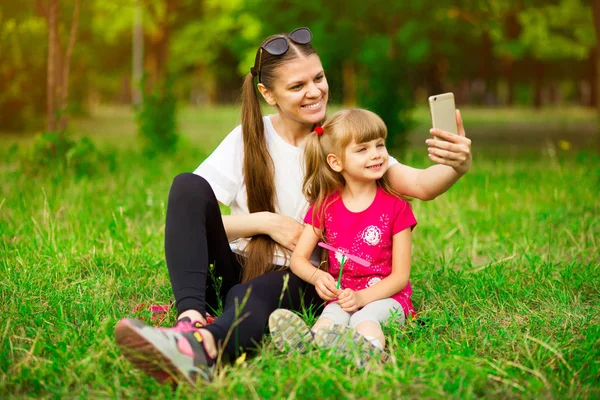 Μητέρα και κόρη κάνοντας μια selfie στο καλοκαιρινό πάρκο — Φωτογραφία Αρχείου