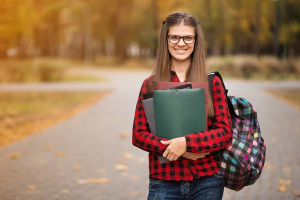 公園でバックパックを持つ学生。美しい学生の女の子クローズアップ. — ストック写真