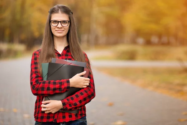 Jonge lachende student vrouw met mappen. Kennisconcept. — Stockfoto