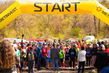 Krivoy Rog, Ukrayna - 21 Nisan 2019: Başlangıç pozisyonunda genç sporcular grubu. Maraton katılımcılarına hazırlık larını uygun bir şekilde başlatın