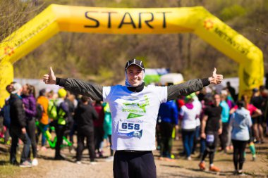 Krivoy Rog, Ukrayna - 21 Nisan 2019: Başlangıç pozisyonunda genç sporcular grubu. Maraton katılımcılarına hazırlık larını uygun bir şekilde başlatın