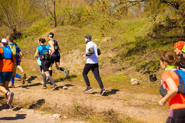 Кривий Ріг, Україна-21 квітня, 2019: марафон біг гонка люди конкурують у фітнес-і здорового способу життя ноги на дорозі — стокове фото