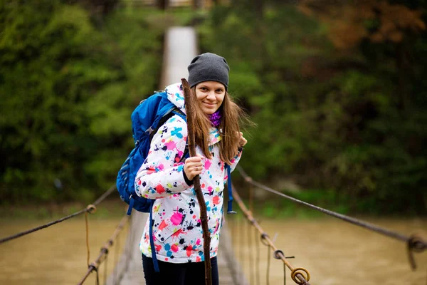 Kvinna med ryggsäck vandring livsstil äventyr koncept skog och Cross River i skogen aktiv semester i naturen — Stockfoto