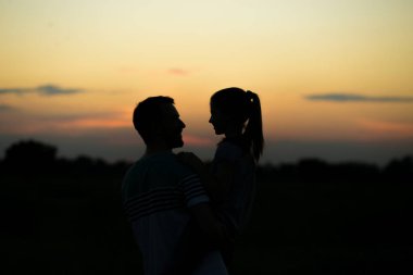 Baba ve kızı dışarıda birlikte vakit geçirmekten keyif alıyorlar. Değerli aile anları