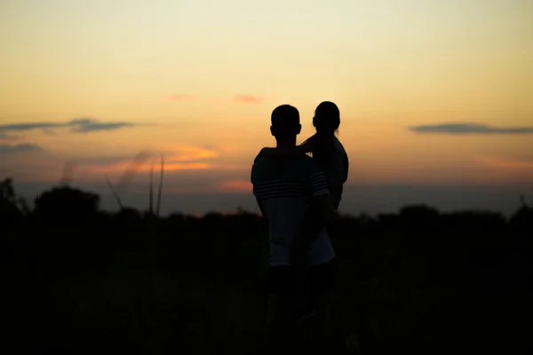 Padre e figlia godono di trascorrere del tempo insieme all'aperto.Preziosi momenti di famiglia — Foto Stock