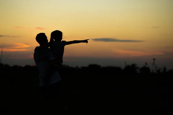 Padre e hija disfrutan pasar tiempo juntos al aire libre.Preciosos momentos familiares — Foto de Stock