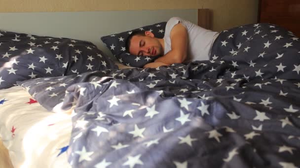 쾌활한 남자는 아침에 깨어있다 말했다 휴식으로 침대에 누워있다 행복한 — 비디오