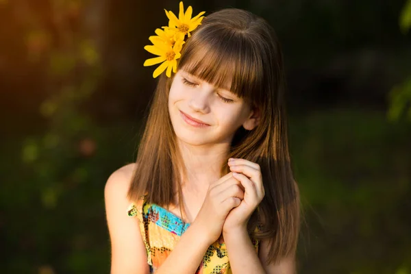 Портрет очаровательной девушки с цветами в волосах — стоковое фото