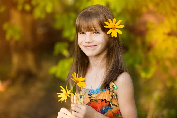 Portret van schattig meisje met bloem in haren — Stockfoto