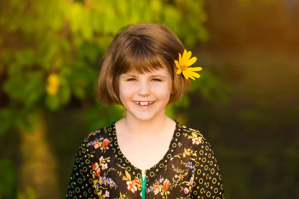 Portret van schattig meisje met bloem in haren — Stockfoto