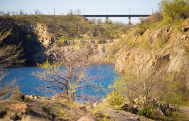 Mavi göl. Demir cevheri ocağıtaşlı kumlu dik banka, zümrüt su ile göl. Doğal manzara. Seyahat ve turizm.