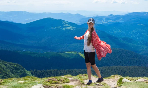 Kvinna vandring i bergen på solig dag. — Stockfoto