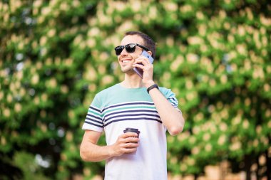 içecekler, teknoloji ve insan kavramı - sabah sokakta kahve fincanı ve akıllı telefon ile işadamı yakın