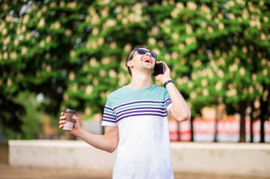 içecekler, teknoloji ve insan kavramı - en iyi arkadaşı ile konuşurken sokakta kahve fincanı ve akıllı telefon ile adam yakın