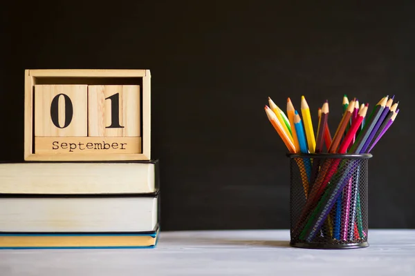 1 september concept briefkaart, leraren dag, terug naar school, leveringen. Kalender ingesteld op 1 september datum — Stockfoto