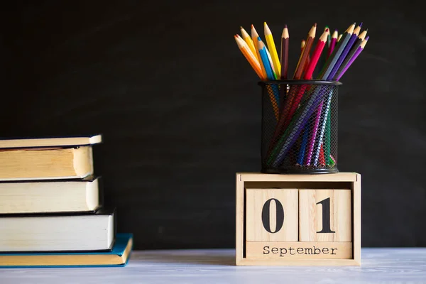 1 september concept briefkaart, leraren dag, terug naar school, leveringen. Kalender ingesteld op 1 september datum — Stockfoto