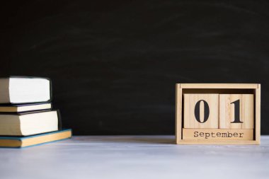 Bloknot tebeşir tahtası önünde masada. Kopya alanı geri konseptiyle okul için