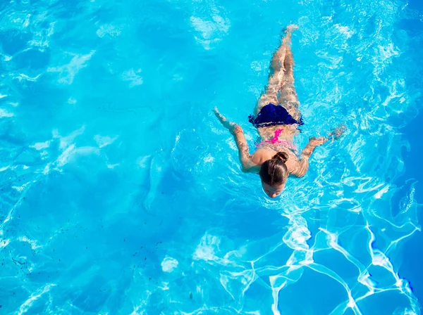 Bovenaanzicht vanuit de lucht van de vrouw in het zwembad water van boven, tropisch vakantie holaday concept — Stockfoto