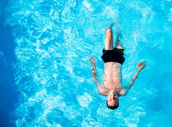 Happy man is zwemmen in zwembad van Top View. Zomervakantie — Stockfoto