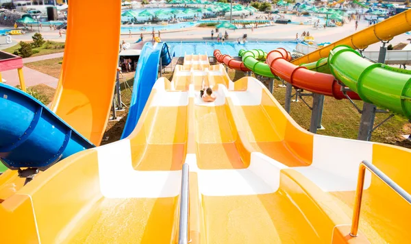 Top vy över Happy crazy man ovanpå Slide in Aqua Park-ungdomar som har roligt i sommarsemester-semester, ungdom och resekoncept — Stockfoto