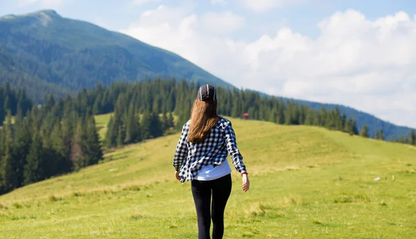 Vagabundeo y concepto de viaje con espacio para el texto. viajero hipster en la cima de las montañas, vista increíble. senderismo mujer con estilo. momento atmosférico —  Fotos de Stock