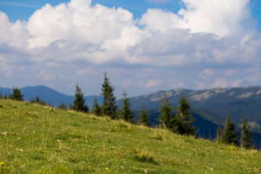 Güzel manzara mavi gökyüzü ile yaz dağların. Sonbahar dağ köyü panoramik manzarası