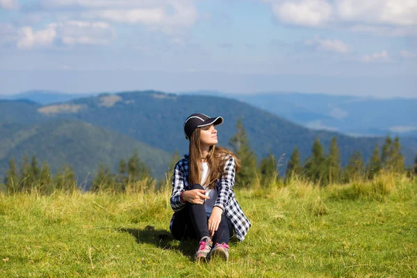 Mujer de éxito en la tapa en la cima de la colina disfrutar de la vista en el pico de montaña — Foto de Stock