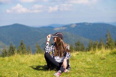 tepenin üstünde kap başarılı kadın dağ zirvesinde görünümü zevk