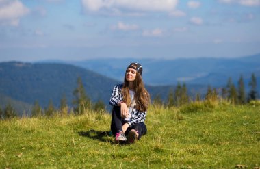 tepenin üstünde kap başarılı kadın dağ zirvesinde görünümü zevk