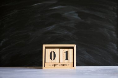 Okul geçmişi. 1 Eylül tarihi tahta arka plan ile ahşap takvim ayarlayın. copyspace