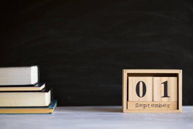 Bloknot tebeşir tahtası önünde masada. Kopya alanı geri konseptiyle okul için