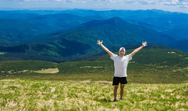 Dağın zirvesinde bir adam. Duygusal bir sahne. Seyahat konsepti