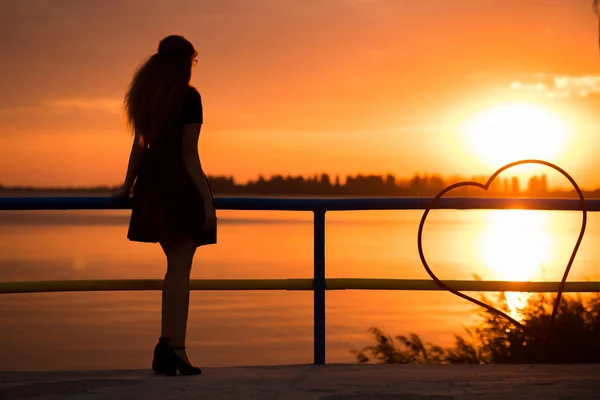 Silhueta de mulher despreocupada ao pôr do sol na praia. vitalidade férias conceito de vida saudável — Fotografia de Stock