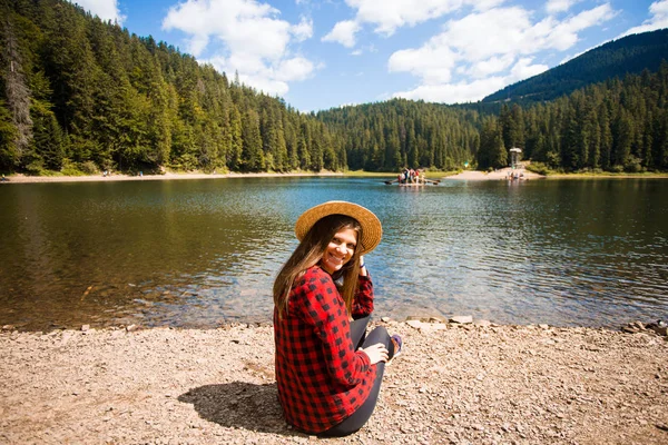 Vacker kvinna i hatten avkopplande nära Bergsjön. Vacation Concept — Stockfoto