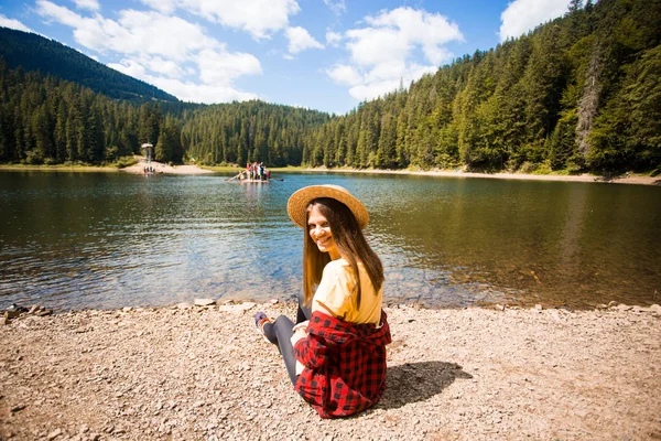 Mooie vrouw in Hat ontspannen in de buurt van Mountains Lake. Vakantie concept — Stockfoto