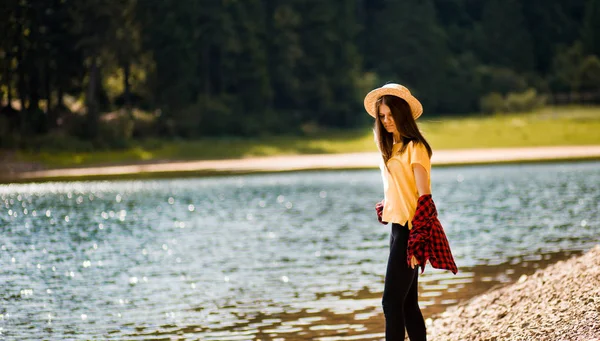 Mujer turista en reposo sombrero de paja cerca de lago azul turquesa y paisaje escénico. Naturaleza, viajes, aventura, senderismo . —  Fotos de Stock