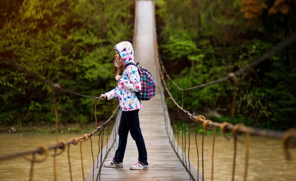 Mujer con mochila senderismo Estilo de vida aventura concepto bosque y cruzar el río en el bosque vacaciones activas en la naturaleza —  Fotos de Stock