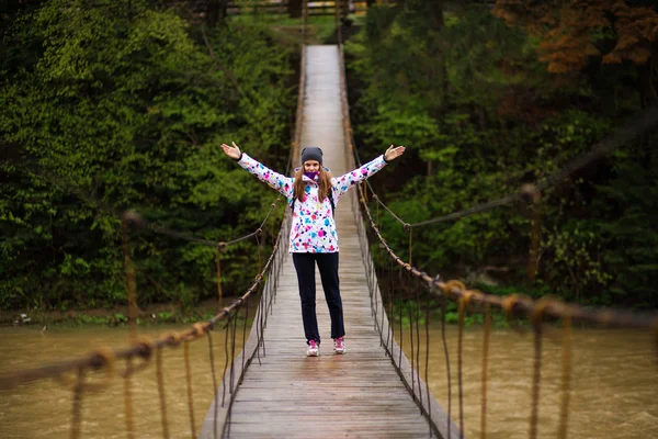 Kvinna med ryggsäck vandring livsstil äventyr koncept skog och Cross River i skogen aktiv semester i naturen — Stockfoto